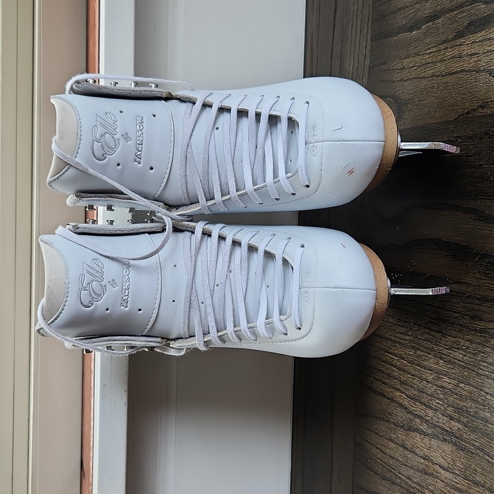 Jackson Elle woman's figure skates size 5.5 with high end insert